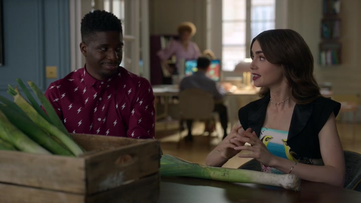 Emily_in_Paris_S02E04_WEBRip_x264-ION10_0839.jpg