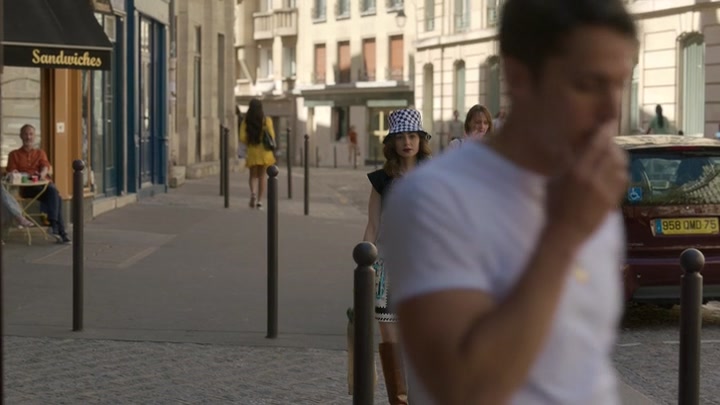 Emily_in_Paris_S02E04_WEBRip_x264-ION10_0899.jpg
