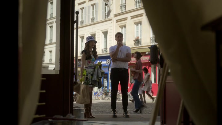 Emily_in_Paris_S02E04_WEBRip_x264-ION10_0906.jpg