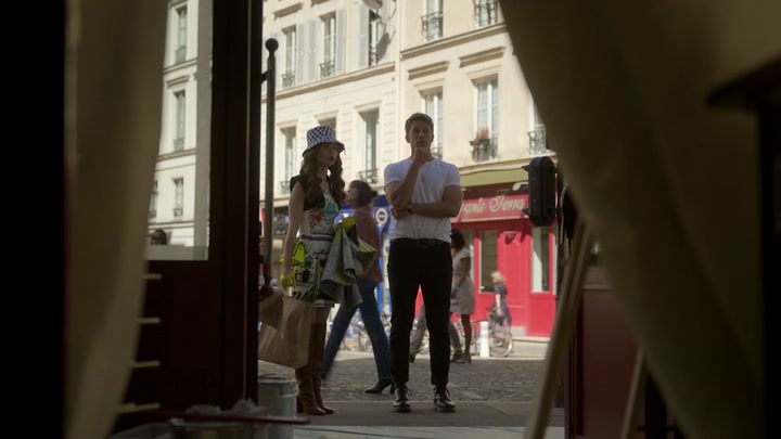 Emily_in_Paris_S02E04_WEBRip_x264-ION10_0907.jpg