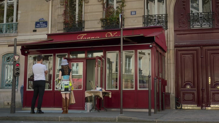 Emily_in_Paris_S02E04_WEBRip_x264-ION10_0911.jpg