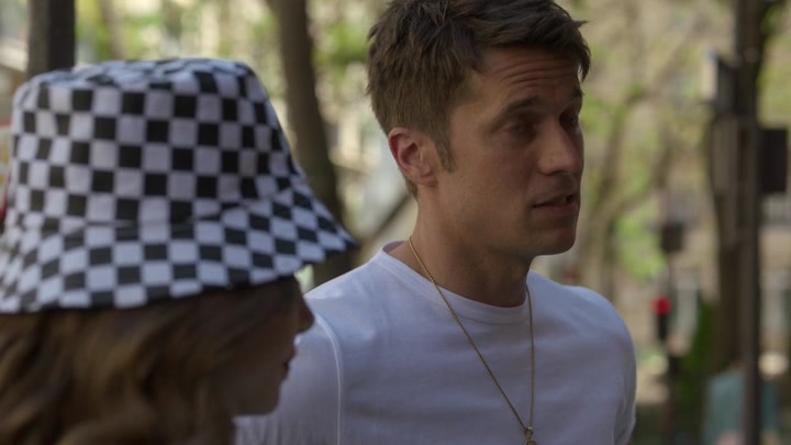 Emily_in_Paris_S02E04_WEBRip_x264-ION10_0929.jpg