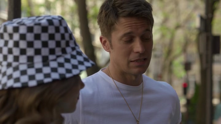 Emily_in_Paris_S02E04_WEBRip_x264-ION10_0930.jpg