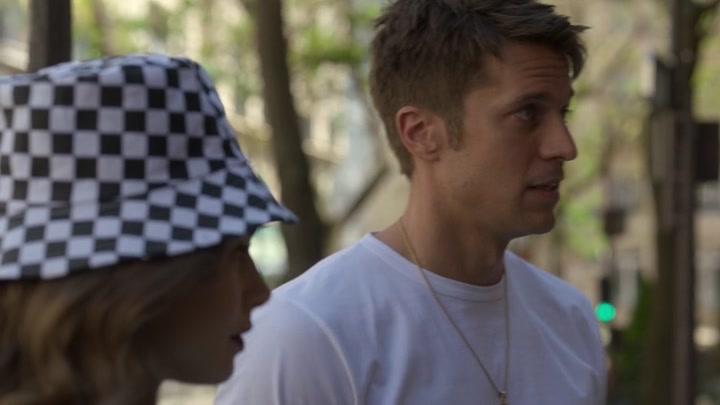 Emily_in_Paris_S02E04_WEBRip_x264-ION10_0938.jpg