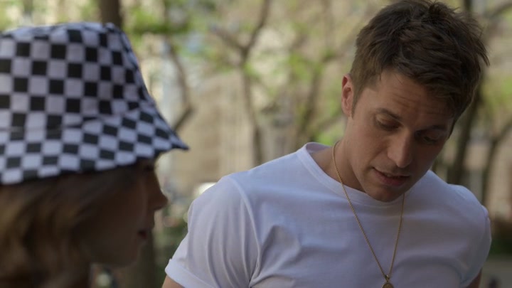 Emily_in_Paris_S02E04_WEBRip_x264-ION10_0941.jpg
