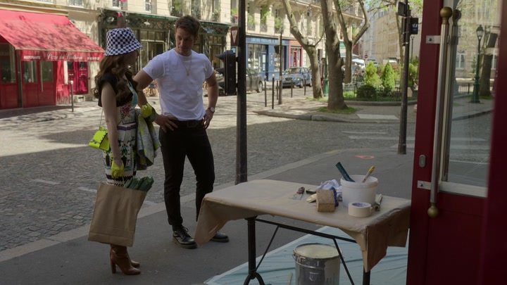 Emily_in_Paris_S02E04_WEBRip_x264-ION10_0943.jpg