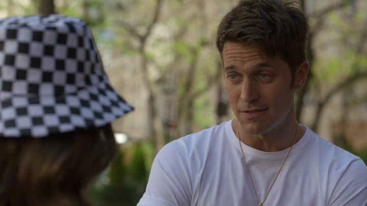 Emily_in_Paris_S02E04_WEBRip_x264-ION10_0958.jpg