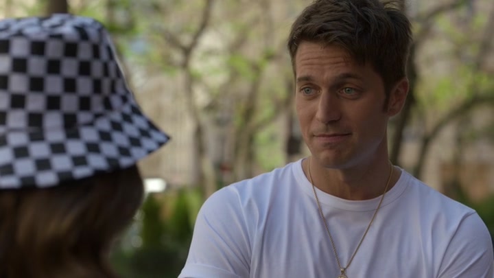 Emily_in_Paris_S02E04_WEBRip_x264-ION10_0959.jpg
