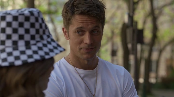 Emily_in_Paris_S02E04_WEBRip_x264-ION10_0966.jpg