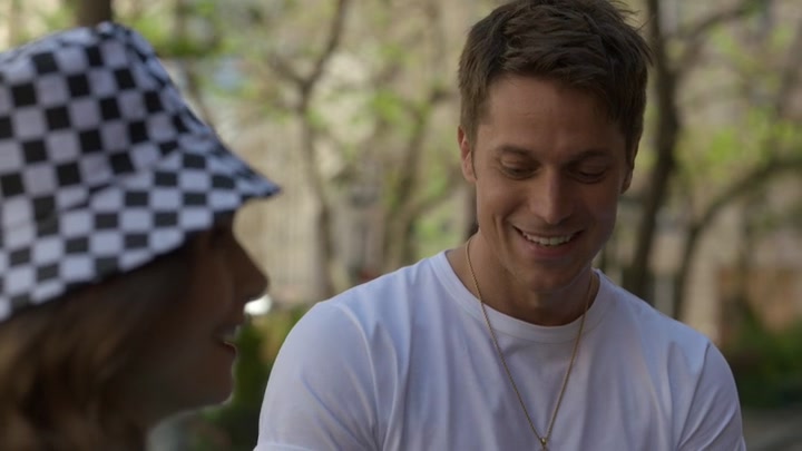 Emily_in_Paris_S02E04_WEBRip_x264-ION10_0970.jpg