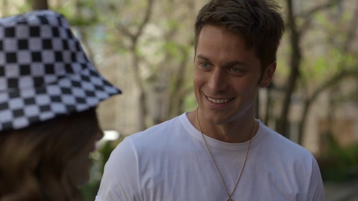 Emily_in_Paris_S02E04_WEBRip_x264-ION10_0972.jpg