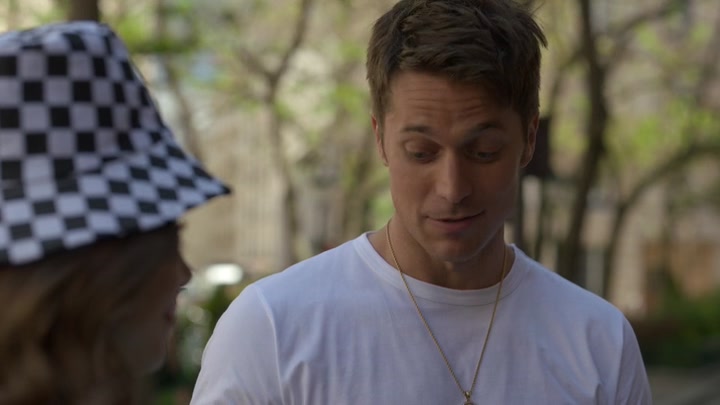 Emily_in_Paris_S02E04_WEBRip_x264-ION10_0974.jpg