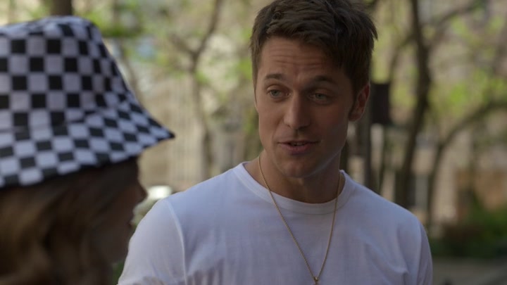 Emily_in_Paris_S02E04_WEBRip_x264-ION10_0975.jpg
