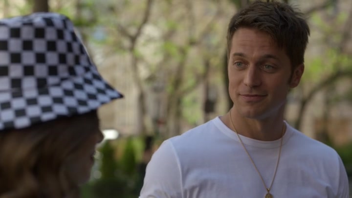 Emily_in_Paris_S02E04_WEBRip_x264-ION10_0976.jpg
