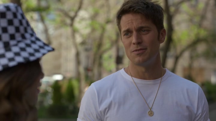 Emily_in_Paris_S02E04_WEBRip_x264-ION10_0986.jpg