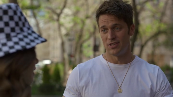 Emily_in_Paris_S02E04_WEBRip_x264-ION10_0987.jpg