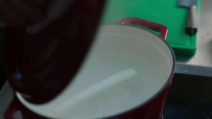 Emily_in_Paris_S02E04_WEBRip_x264-ION10_1003.jpg