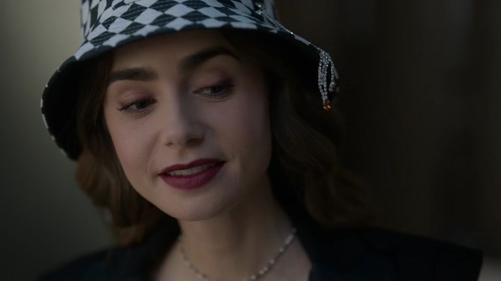 Emily_in_Paris_S02E04_WEBRip_x264-ION10_1014.jpg