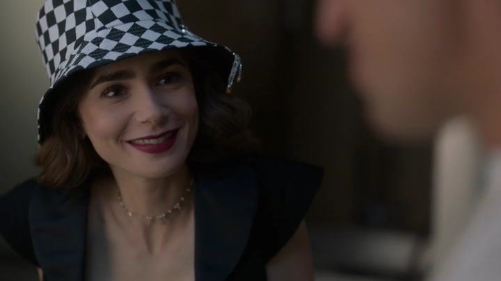 Emily_in_Paris_S02E04_WEBRip_x264-ION10_1021.jpg