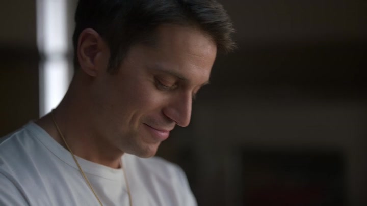 Emily_in_Paris_S02E04_WEBRip_x264-ION10_1034.jpg