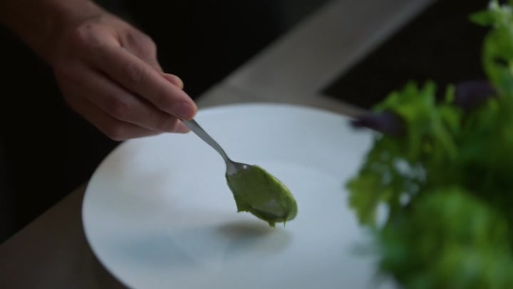 Emily_in_Paris_S02E04_WEBRip_x264-ION10_1039.jpg