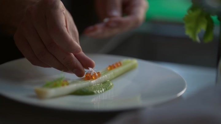 Emily_in_Paris_S02E04_WEBRip_x264-ION10_1043.jpg Emily_in_Paris_S02E04_WEBRip_x264-ION10_1043.jpg