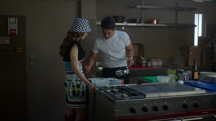 Emily_in_Paris_S02E04_WEBRip_x264-ION10_1052.jpg