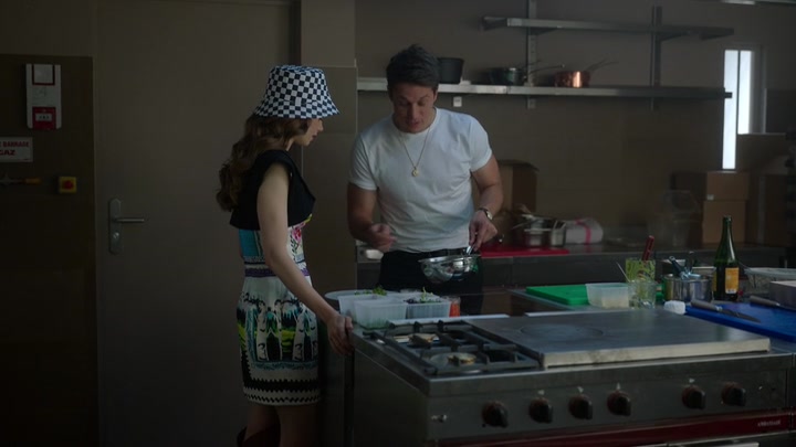 Emily_in_Paris_S02E04_WEBRip_x264-ION10_1054.jpg
