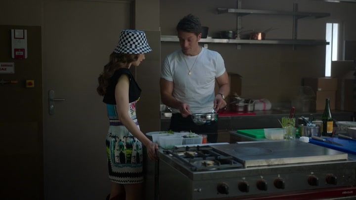 Emily_in_Paris_S02E04_WEBRip_x264-ION10_1055.jpg