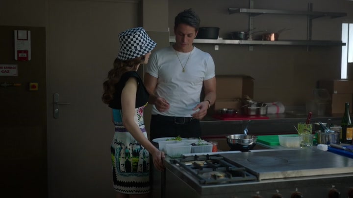 Emily_in_Paris_S02E04_WEBRip_x264-ION10_1059.jpg