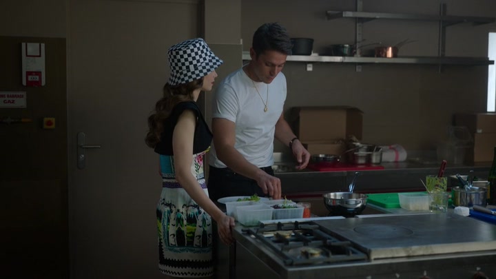 Emily_in_Paris_S02E04_WEBRip_x264-ION10_1060.jpg