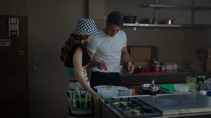 Emily_in_Paris_S02E04_WEBRip_x264-ION10_1062.jpg