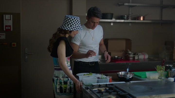 Emily_in_Paris_S02E04_WEBRip_x264-ION10_1064.jpg