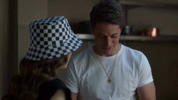 Emily_in_Paris_S02E04_WEBRip_x264-ION10_1074.jpg