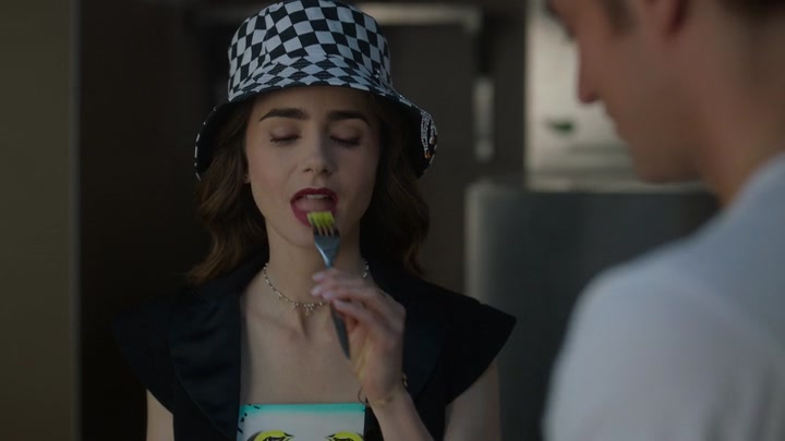 Emily_in_Paris_S02E04_WEBRip_x264-ION10_1079.jpg