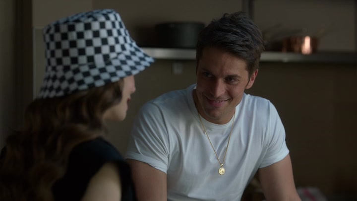 Emily_in_Paris_S02E04_WEBRip_x264-ION10_1089.jpg