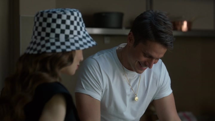 Emily_in_Paris_S02E04_WEBRip_x264-ION10_1091.jpg