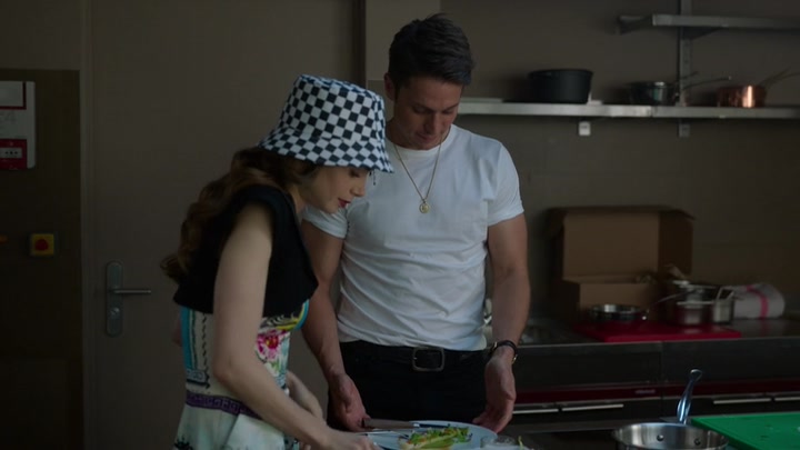 Emily_in_Paris_S02E04_WEBRip_x264-ION10_1101.jpg