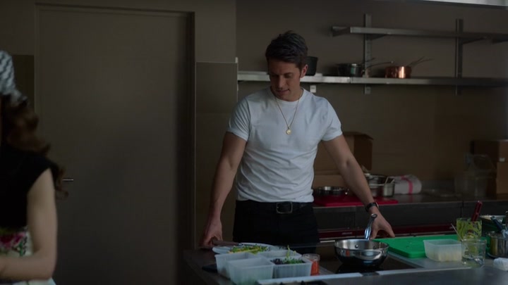 Emily_in_Paris_S02E04_WEBRip_x264-ION10_1128.jpg