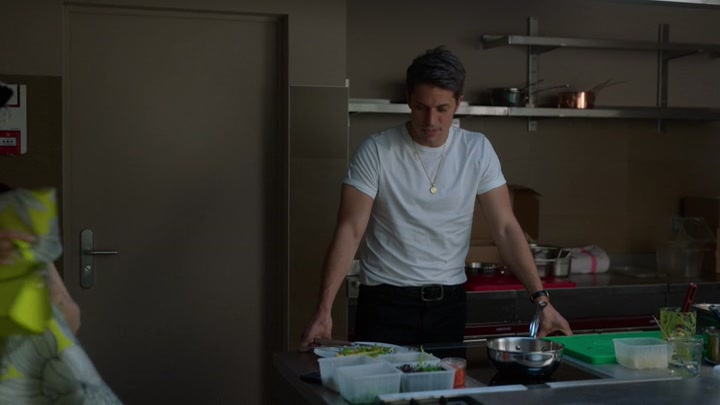 Emily_in_Paris_S02E04_WEBRip_x264-ION10_1129.jpg