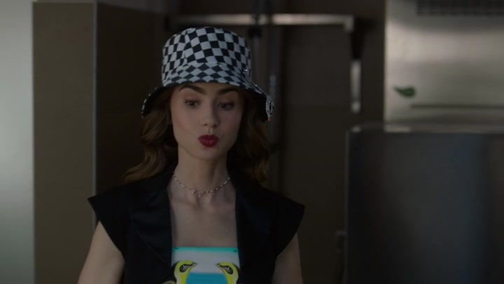 Emily_in_Paris_S02E04_WEBRip_x264-ION10_1133.jpg