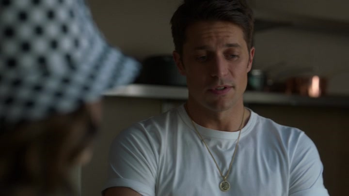 Emily_in_Paris_S02E04_WEBRip_x264-ION10_1144.jpg