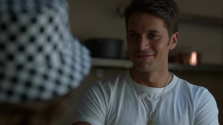 Emily_in_Paris_S02E04_WEBRip_x264-ION10_1151.jpg