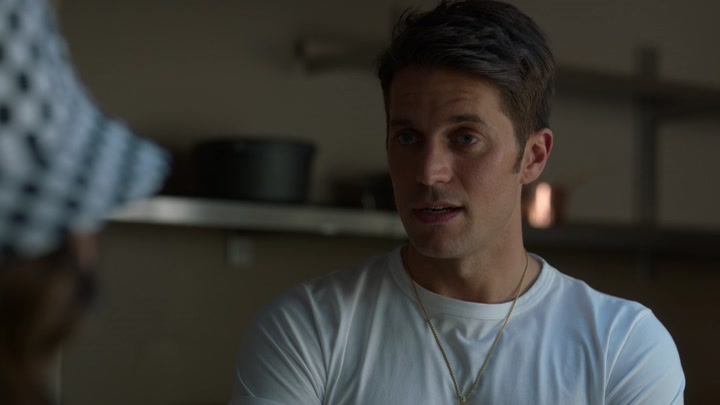 Emily_in_Paris_S02E04_WEBRip_x264-ION10_1178.jpg