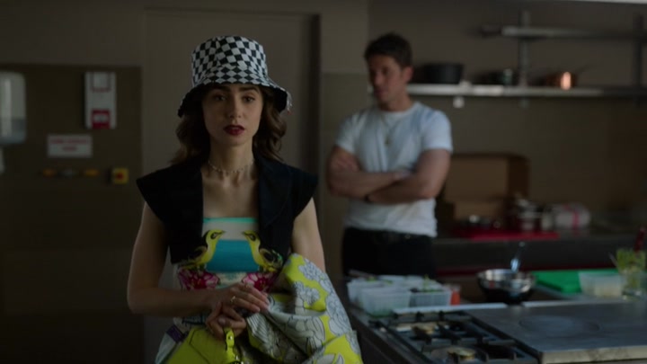 Emily_in_Paris_S02E04_WEBRip_x264-ION10_1191.jpg