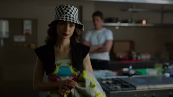 Emily_in_Paris_S02E04_WEBRip_x264-ION10_1192.jpg