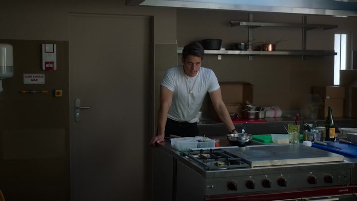 Emily_in_Paris_S02E04_WEBRip_x264-ION10_1197.jpg