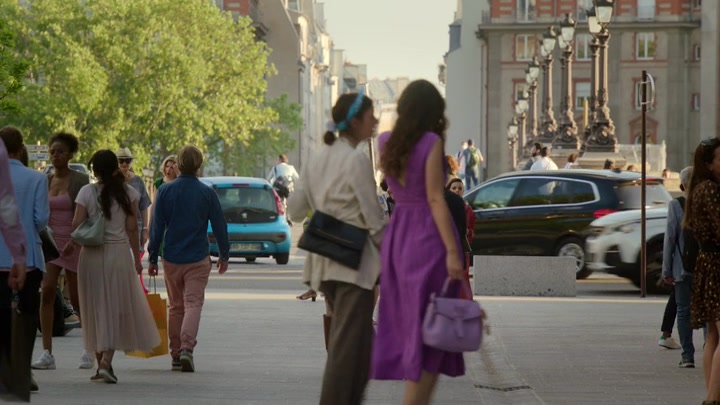 Emily_in_Paris_S02E04_WEBRip_x264-ION10_1199.jpg
