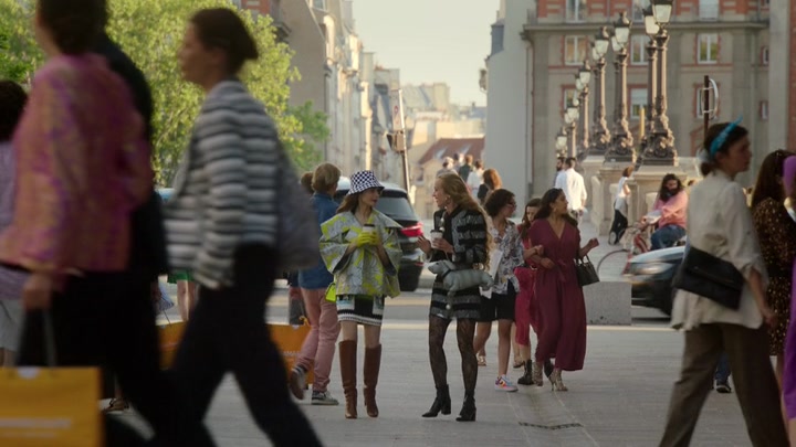 Emily_in_Paris_S02E04_WEBRip_x264-ION10_1202.jpg