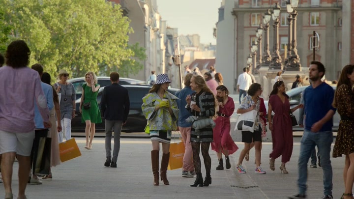 Emily_in_Paris_S02E04_WEBRip_x264-ION10_1204.jpg